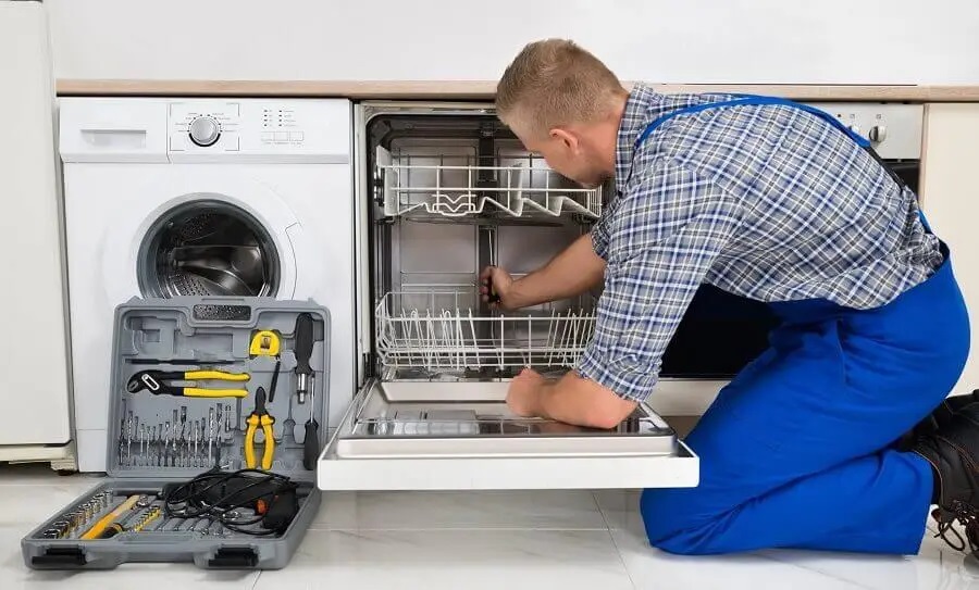 Demirci Electrolux servisi teknisyen ekibi beyaz eşya tamiri yaparken